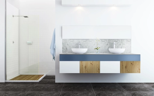 Inspiracja prezentująca łazienkę w kolorze niebieskim, styl nowoczesny. W realizacji wykorzystano dekory z kolekcji Mood Stories Comfort Collection:Marmur Carrara, Zgaszony Błękit, Dąb Artisan.