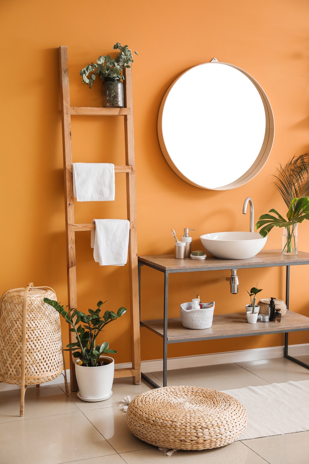 Łazienka w stylu boho w odnieniach  pomarańczu, beżu i bieli z lustrem i umywalką