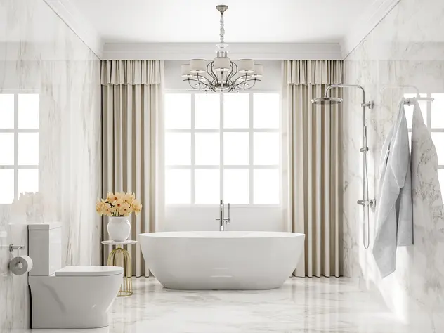 Łazienka w kolorze białym z jasnym pokojem kąpielowym w marmurze, styl nowojorski. Element charakterystyczny: jasny pokój kąpielowy w marmurze