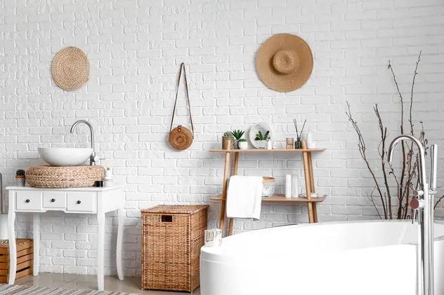Łazienka w kolorze białym z ceglaną ścianą, styl rustykalny. Element charakterystyczny: ceglana ściana