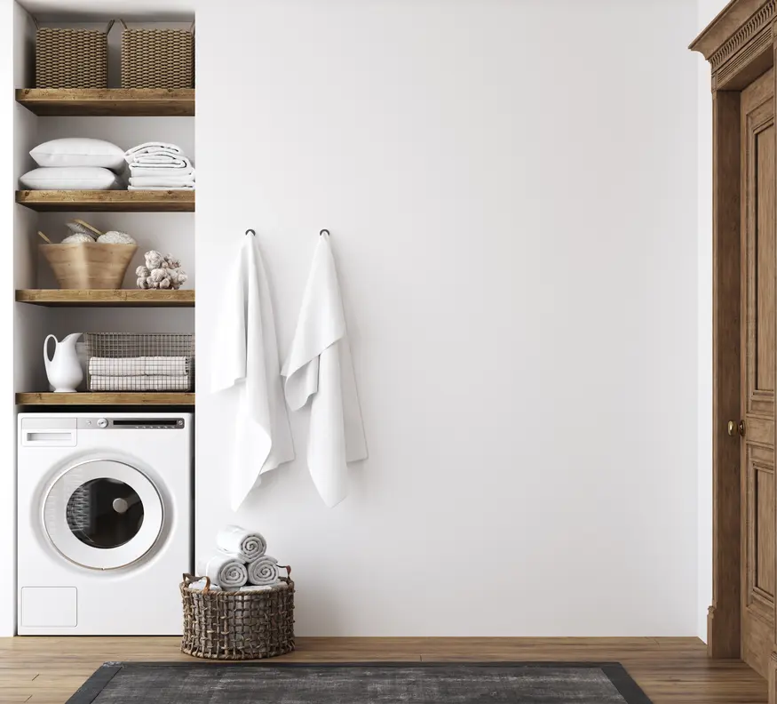 Łazienka w kolorze białym z zabudową nad pralką, styl rustykalny. Element charakterystyczny: zabudowa nad pralka