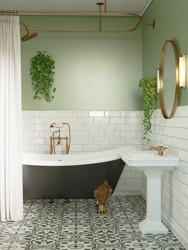 Łazienka w kolorze zielonym ze ścianami w kolorze szałwii i czarną wanną, styl vintage. Element charakterystyczny: ściany w kolorze szałwii i czarna wanna