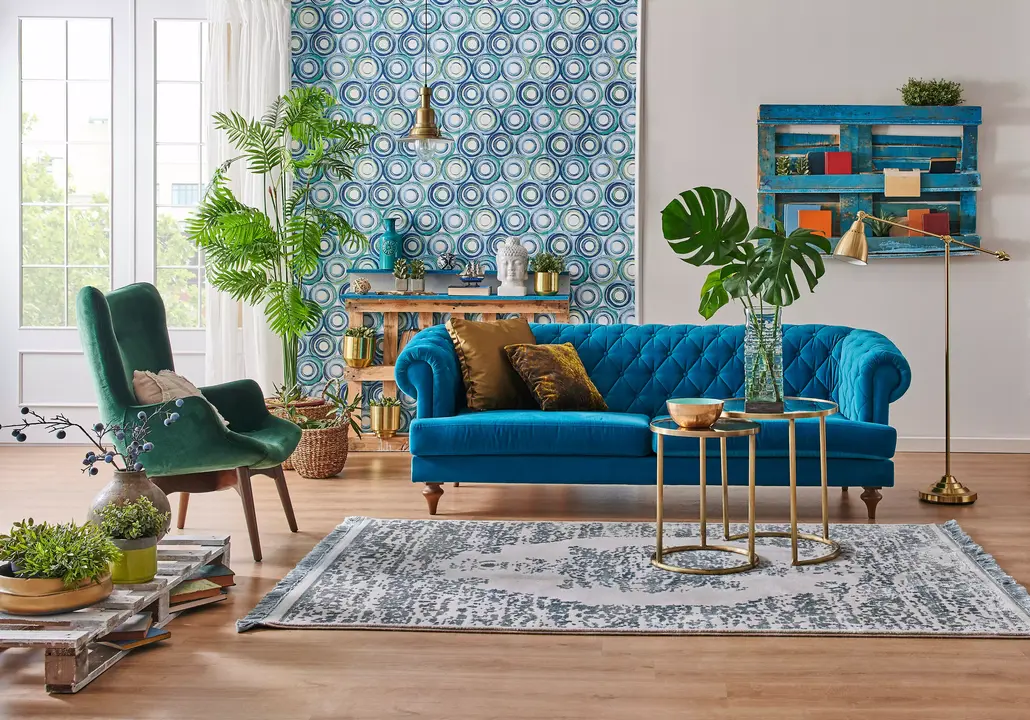 Pomysł na salon – nowoczesne rozwiązania z błękitną kanapą w stylu eklektycznym