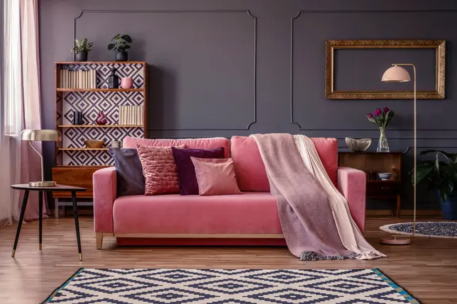 Salon w kolorze różowym z różową kanapą, styl glamour. Element charakterystyczny: różowa kanapa