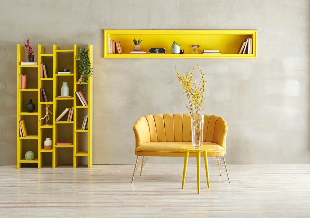 Salon w stylu nowoczesnym z żółtymi meblami