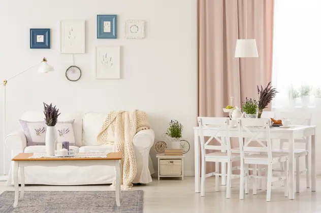 Salon w kolorze białym z jadalnią w prowansalskim klimacie, styl prowansalski. Element charakterystyczny: Jadalnia w prowansalskim klimacie