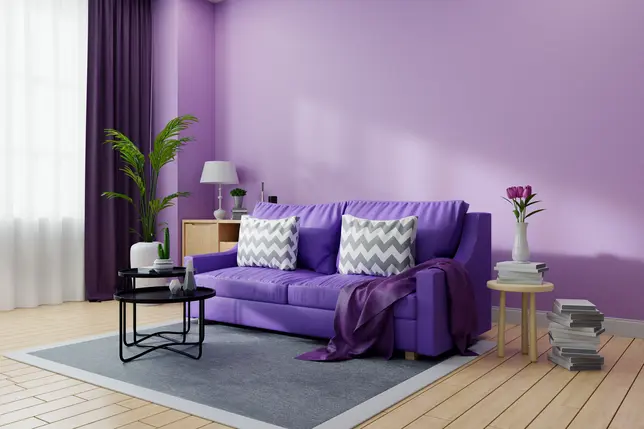Salon w kolorze fioletowym z fioletową kanapą, styl skandynawski. Element charakterystyczny: fioletowa kanapa