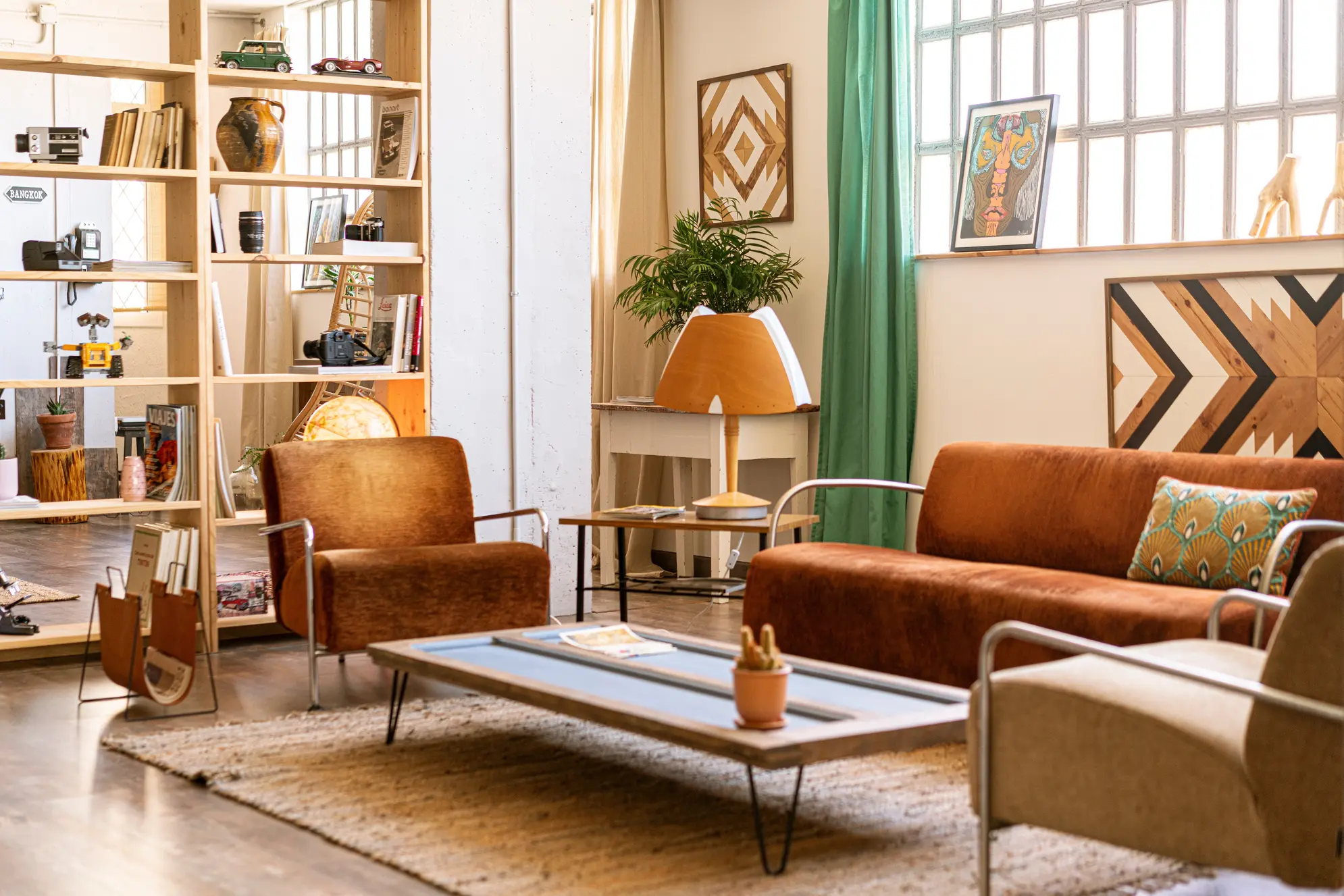 Salon w kolorze brązowym z fotelem, styl vintage. Element charakterystyczny: fotel