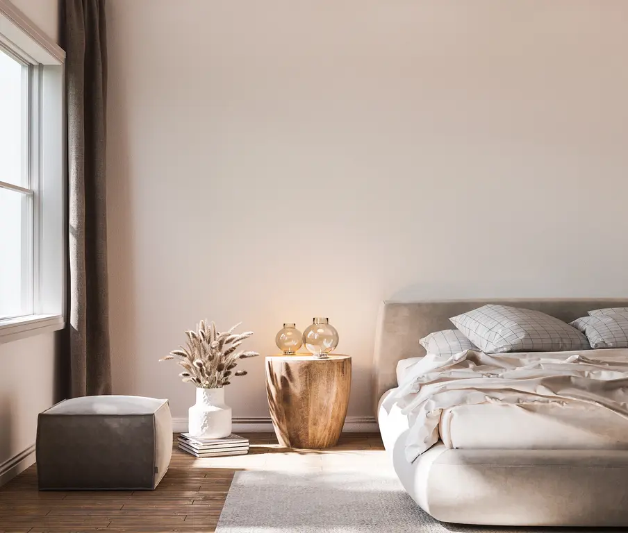 Sypialnia w kolorze beżowym z drewnianym  stółikiem, styl skandynawski. Element charakterystyczny: drewniany stolik