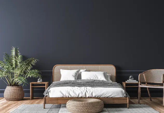 Sypialnia w kolorze beżowym z ratanowym łóżkiem, styl skandynawski. Element charakterystyczny: ratanowe łóżko