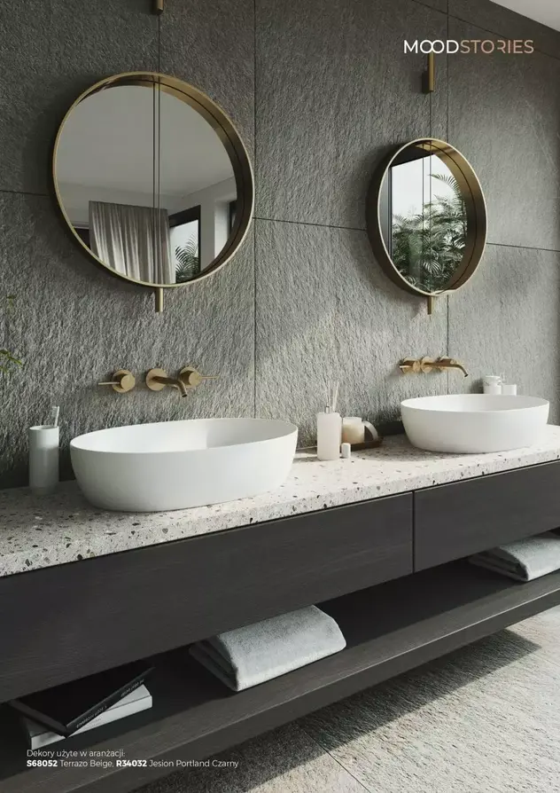 Łazienka w stylu nowoczesnym ze złotymi lustrami oraz dwoma umywalkami nadblatowymi. Blat lastryko