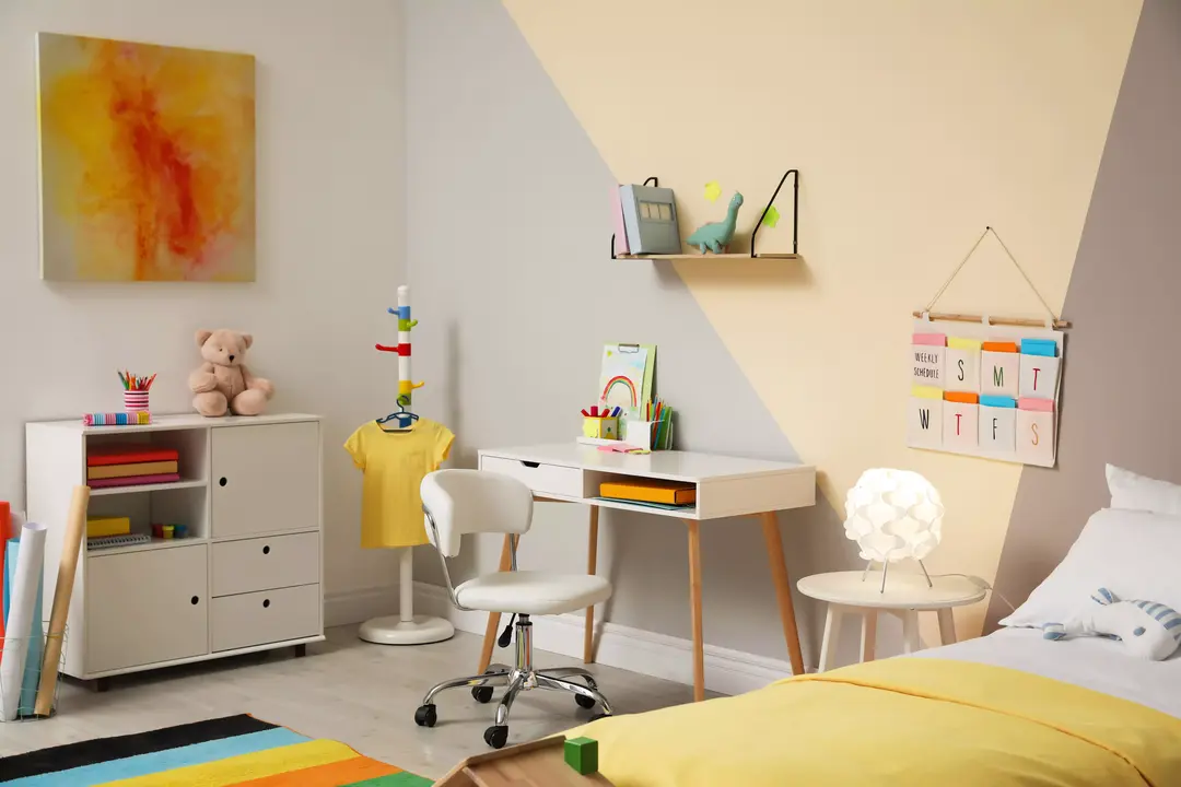 Pokój dziecięcy w stylu skandynawskim z biurkiem i komodą. Kolory główne w pokoju to biały, szary i żółty. Propozycja dekorów użytych w realizacji: Kreda, Kość Słoniowa