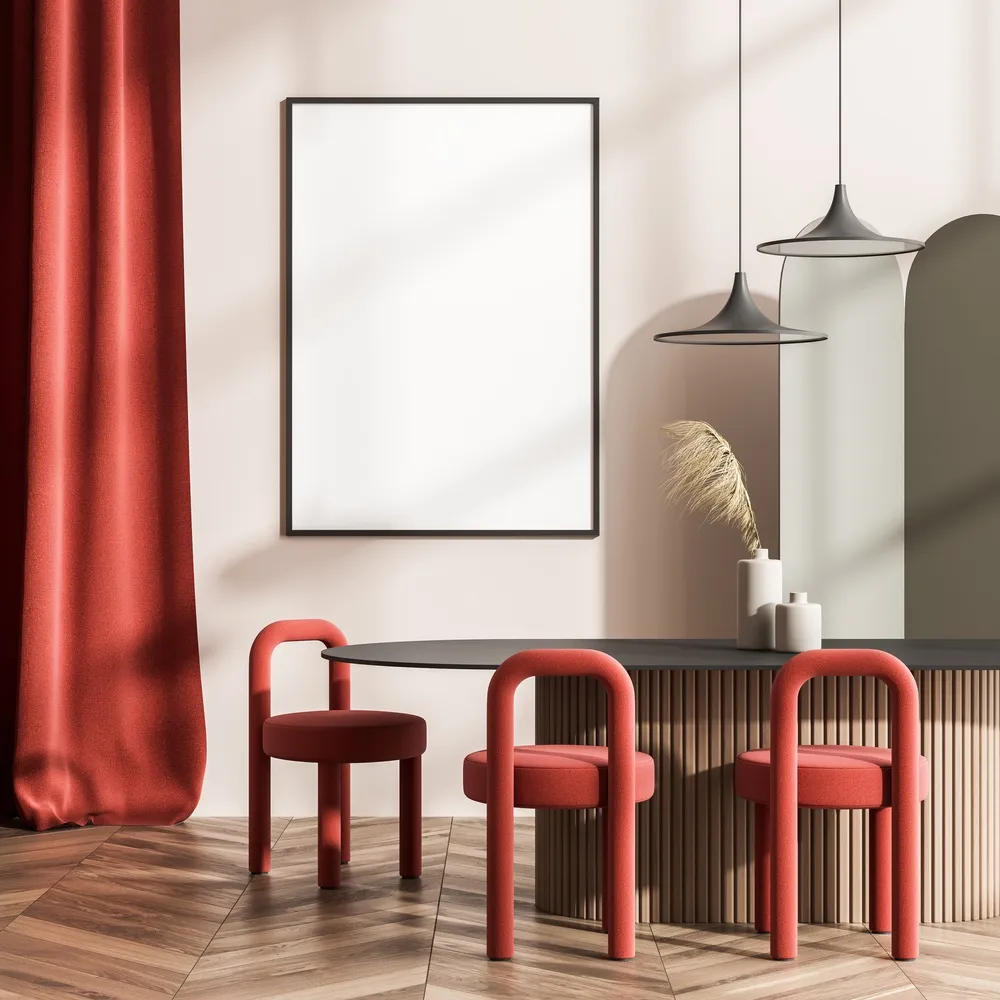 Salon w stylu art deco z czerownymi krzesłami, dużym obrazem i wiszącymi lampami nad stołem