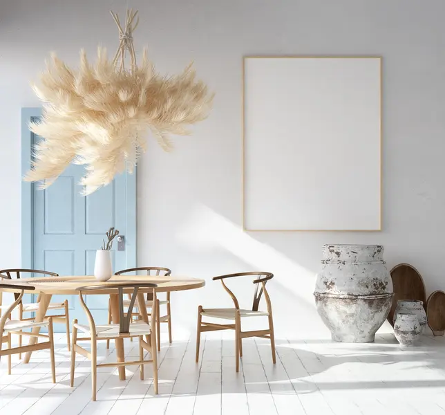 Salon w stylu boho w kolorach białym, bezowym i niebieskim z dużym stołem.