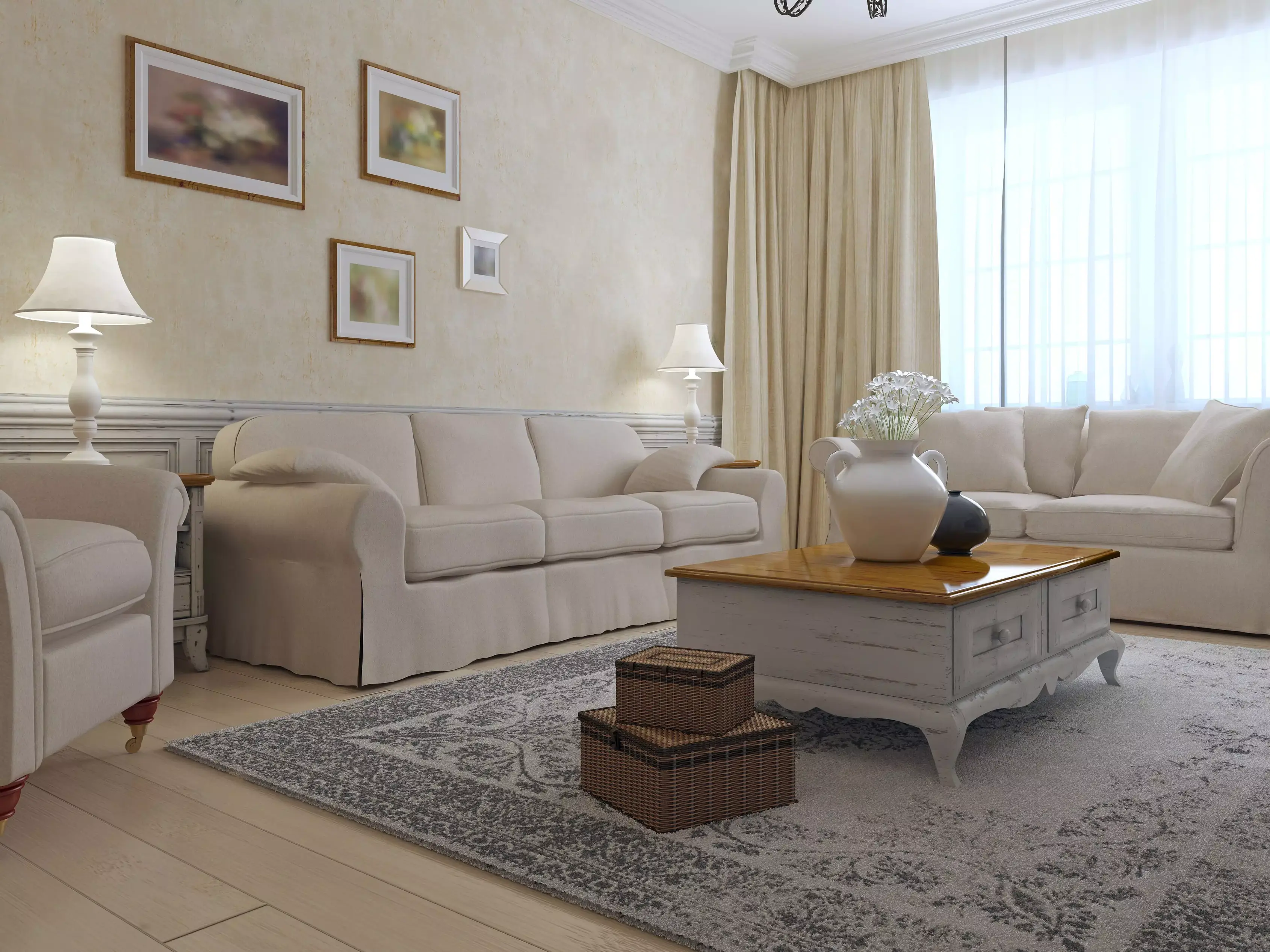 Salon w stylu prowansalskim w odcieniach beżu i bieli z dużą sofą i stolikiem kawowym.