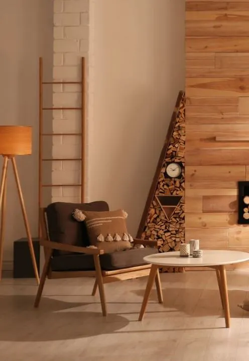 Salon w stylu rustykalnym z brązowym fotelem i stolikiem kawowym