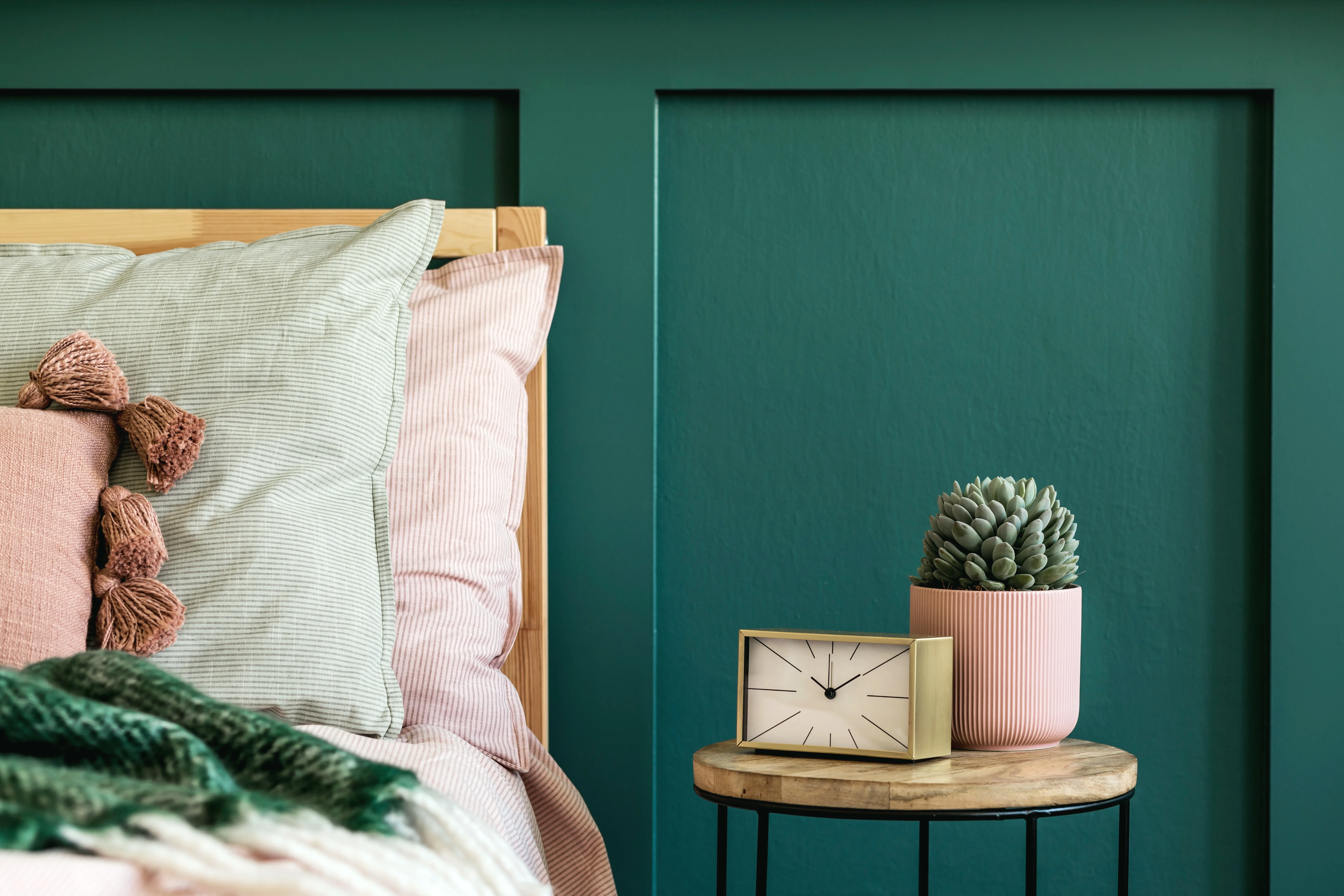 Sypialnia w stylu glamour z dużym łóżkiem i zieloną ścianą