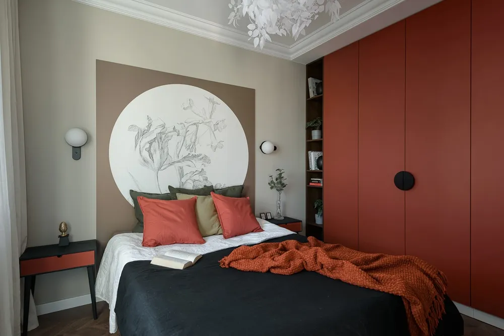 Sypialnia w stylu vintage z czerwoną, dużą szafą w sypialni.